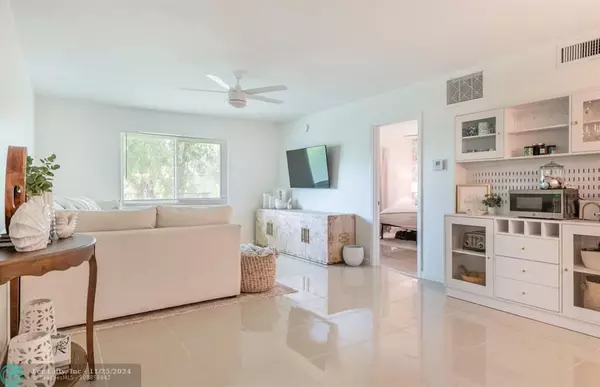 Wilton Manors, FL 33305,140 NE 19th Ct  #214E