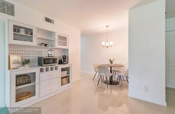 Wilton Manors, FL 33305,140 NE 19th Ct  #214E