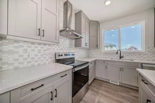 Calgary, AB T3J 5P3,66 Savanna Rise NE