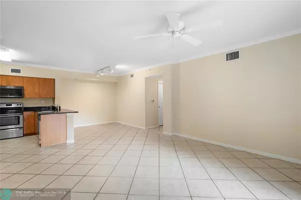 West Palm Beach, FL 33411,6492 Emerald Dunes Dr  #208