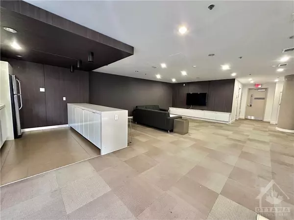 Ottawa Centre, ON K2P 1A9,360 MCLEOD ST #302