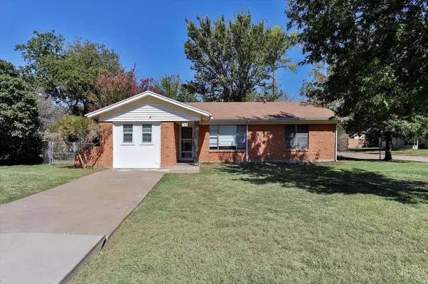 104 W Jessup Street, Alvarado, TX 76009