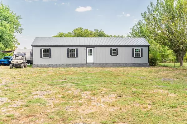 36 County Road 26711, Petty, TX 75470