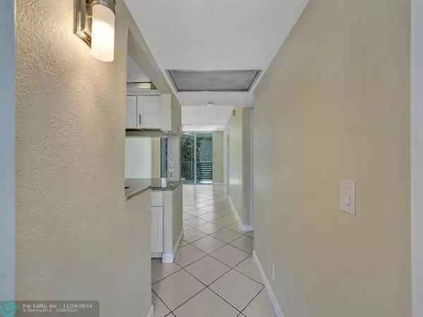 Davie, FL 33324,9420 Poinciana  #309