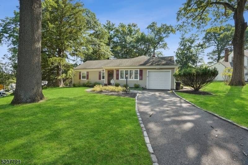 72 Fellswood Dr, Livingston Twp., NJ 07039