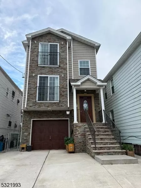 214 Center St #1, Elizabeth City, NJ 07202