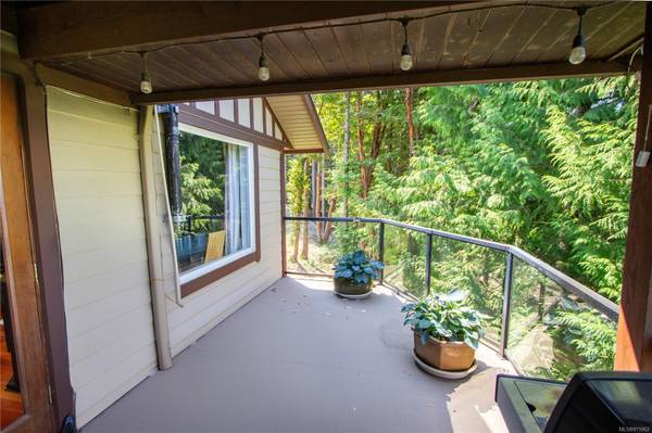 Central Saanich, BC V8M 1W8,1537 Verling Ave