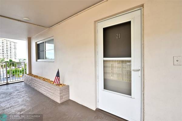 Hallandale Beach, FL 33009,400 Golden Isles Dr  #21