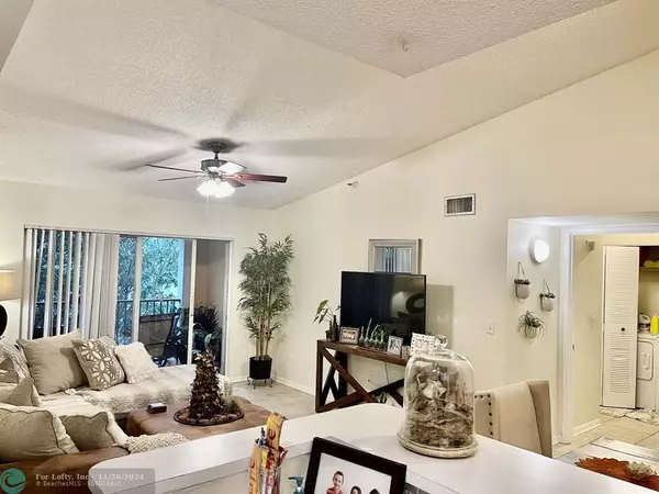 Hypoluxo, FL 33462,120 Yacht Club Way  #305