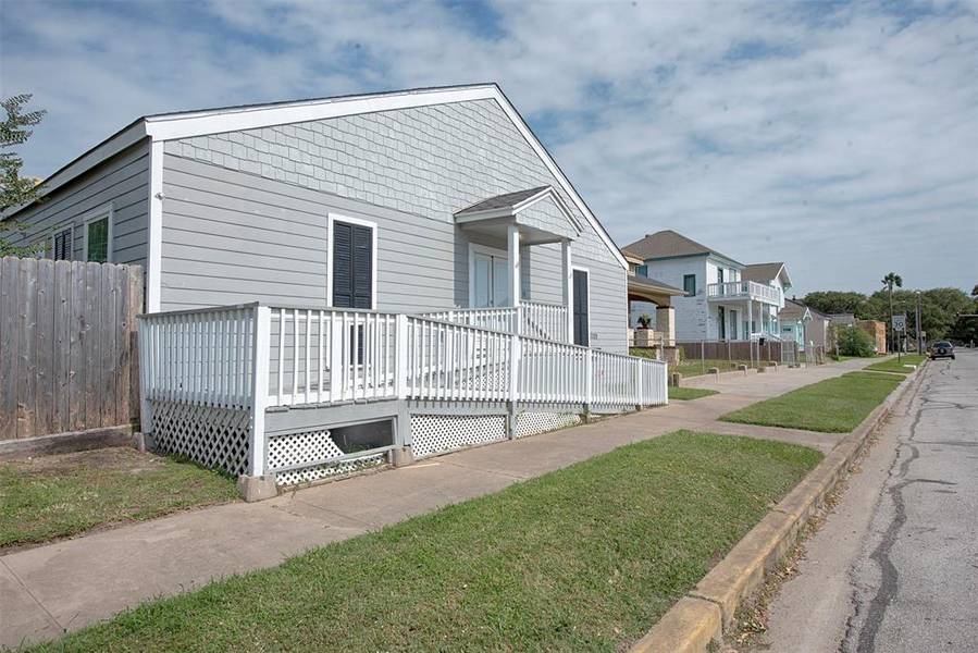 3328 Bernardo De Galvez Avenue, Galveston, TX 77550