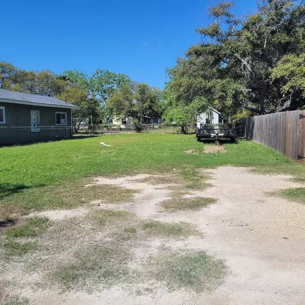 Rockport, TX 78382,905 N Pearl