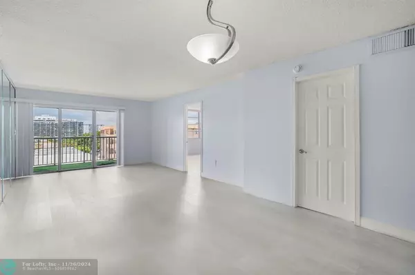 Miami Beach, FL 33141,6855 Abbott Ave  #504