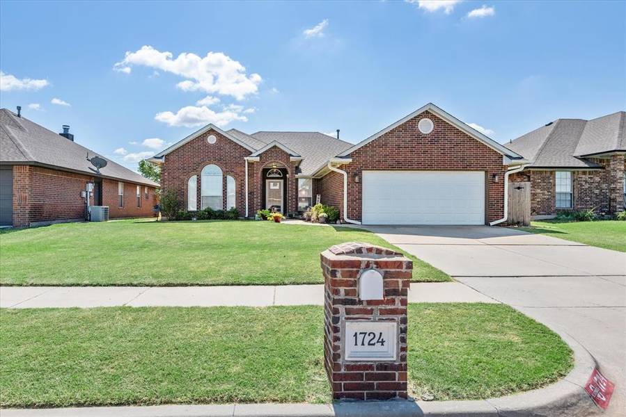 1724 SW 33 Street, Moore, OK 73160