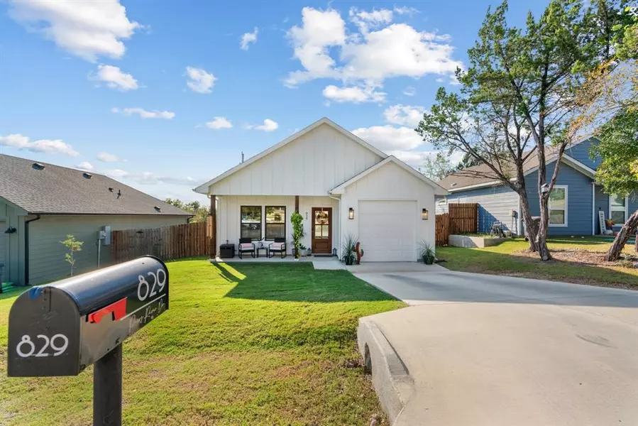 829 N Pecos River Drive, Granbury, TX 76048