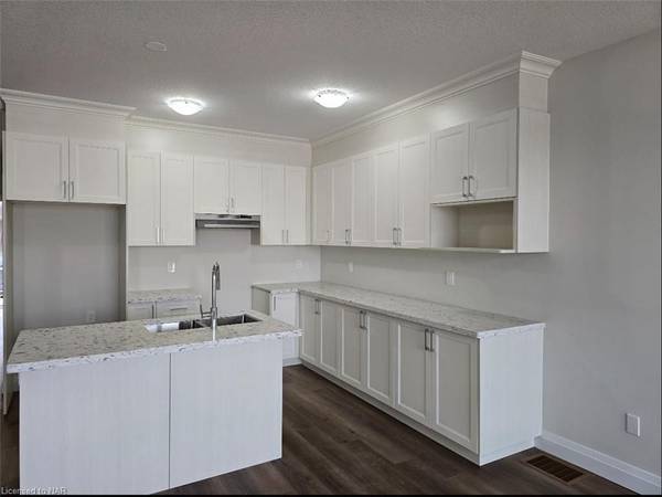 16 WARREN TRL, Welland, ON L3B 0N8