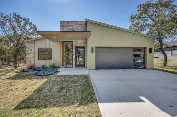 107 Brittons Lane, Runaway Bay, TX 76426