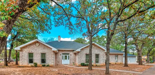 101 Tomahawk Drive, Lake Kiowa, TX 76240