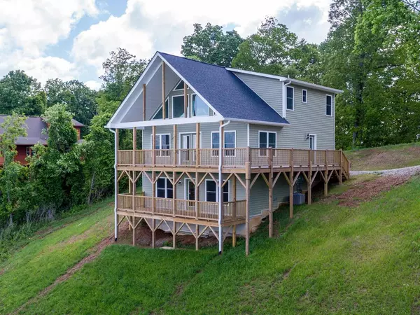 238 Grant Dr, Brasstown, NC 28902