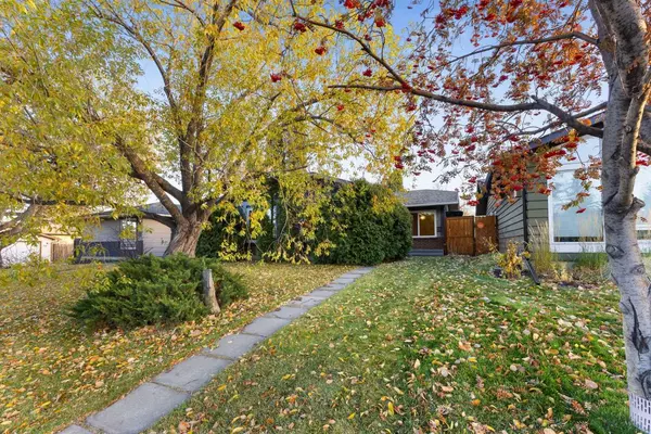 Calgary, AB T2X 1L1,11 Midbend CRES Southeast