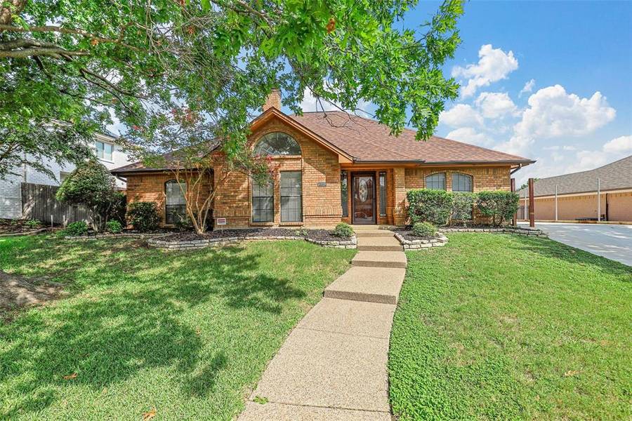 712 Herman Drive, Hurst, TX 76054