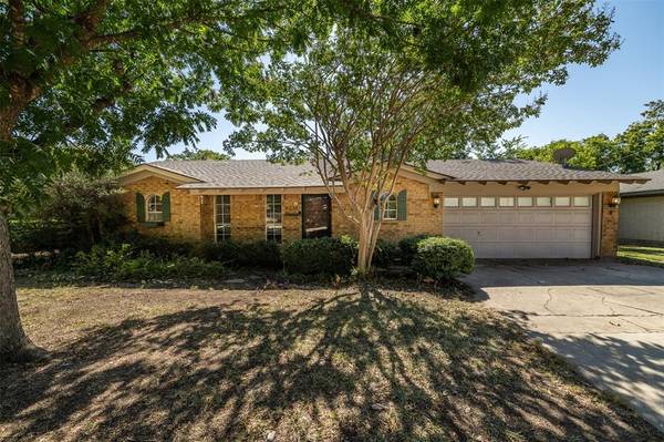 3215 Glenmont Drive, Fort Worth, TX 76133