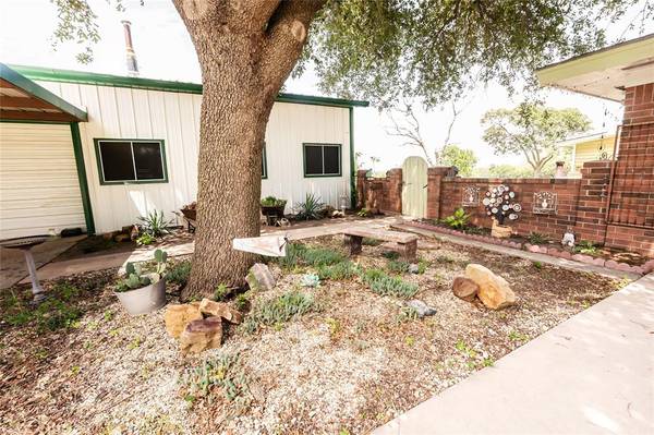 Nocona, TX 76255,517 E Locust Street