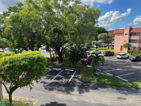 Sunrise, FL 33322,9601 Sunrise Lakes Blvd  #305