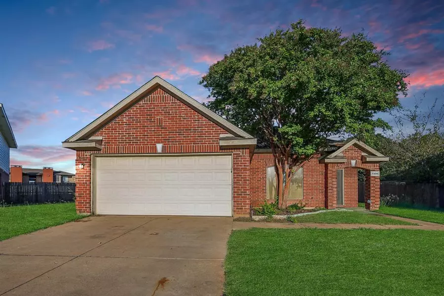 7305 Moon Ridge Court, Fort Worth, TX 76133