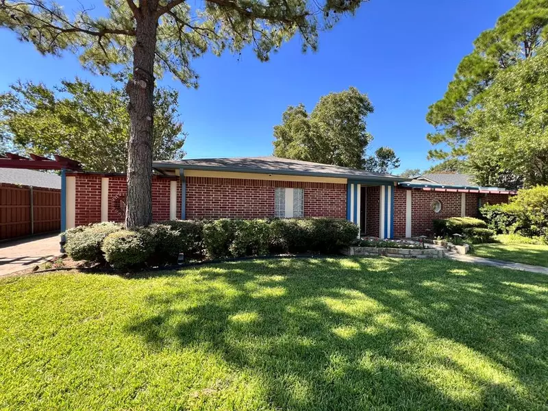 2525 Lakeview Drive, Bedford, TX 76021