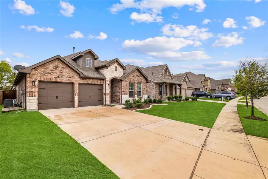 1912 Ridge Creek Lane, Aubrey, TX 76227