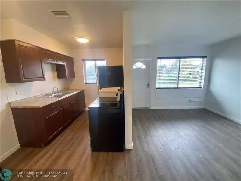 300 SE 9th Ct  #2, Hallandale Beach, FL 33009