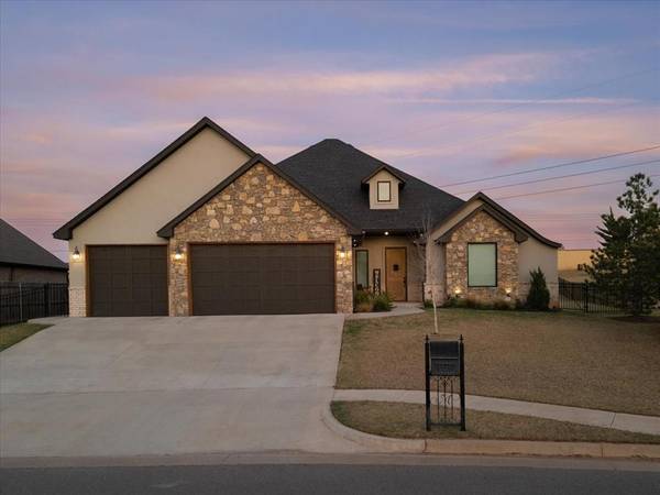 14712 Avignon Lane, Yukon, OK 73099