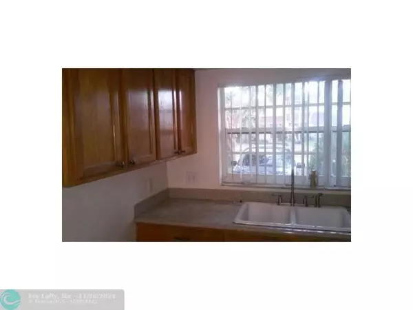 North Miami, FL 33181,1742 NE 142nd St  #1742