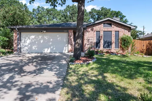 1304 Stone Creek Drive, Mansfield, TX 76063