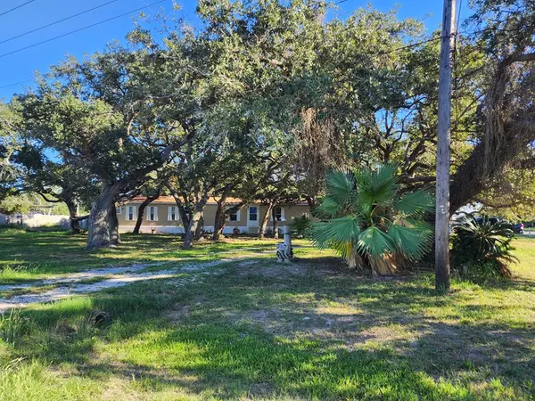 601 E Alamito,  Rockport,  TX 78382