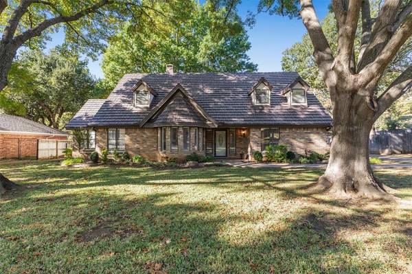 2304 Country Green Lane, Arlington, TX 76011