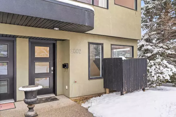 Calgary, AB T2T 2E1,2002 35 AVE SW