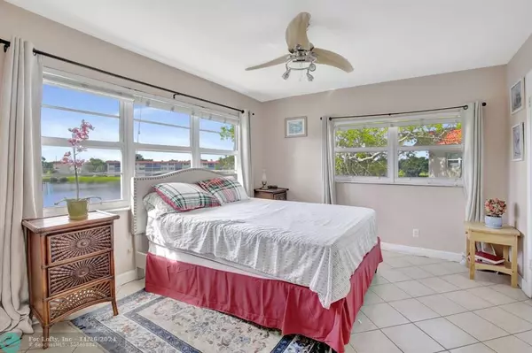 Pembroke Pines, FL 33025,9400 N Hollybrook Lake Dr  #301