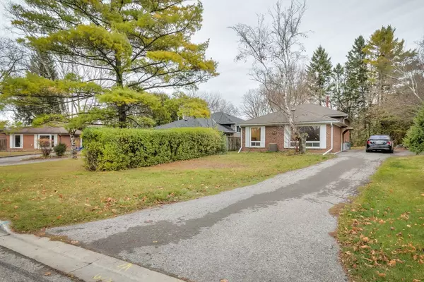 21 Huron CT, Aurora, ON L4G 2X7