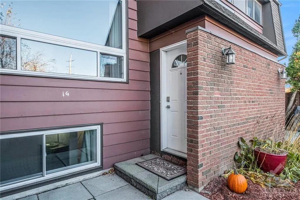1 BANNER RD #G, Ottawa, ON K2H 8T3