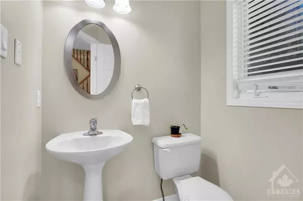 Ottawa, ON K2J 4K8,90 LONGSHIRE CIR