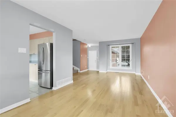 5 NEWCASTLE AVE, Ottawa, ON K2K 2R2