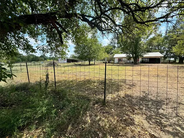 Blossom, TX 75416,1300 E FAIRVIEW