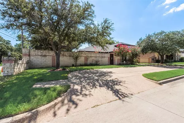 Pantego, TX 76013,2900 Mistletoe Court