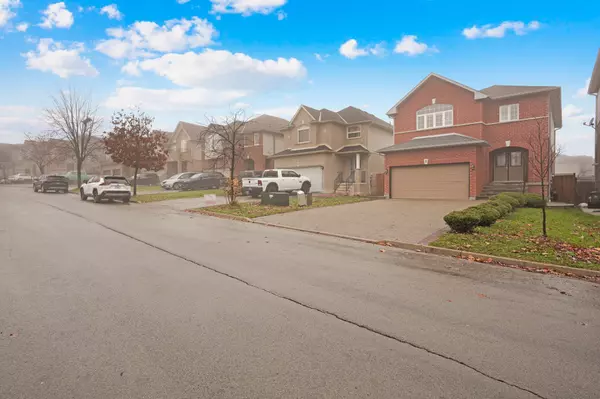 Hamilton, ON L8J 3Z8,8 Meadow Wood CRES