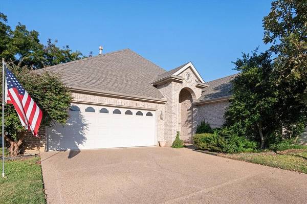 2815 Hollypoint Court,  Arlington,  TX 76015