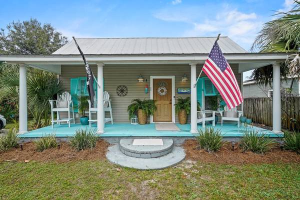 227 7th St, Port St. Joe, FL 32456