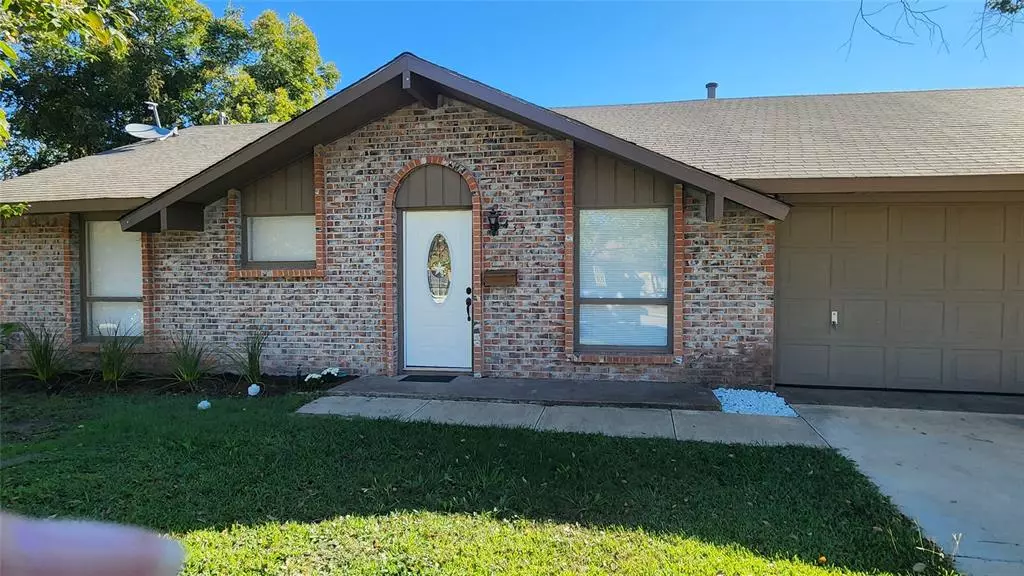 437 W Grenoble Drive, Grand Prairie, TX 75052