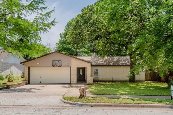 2108 Warwick Drive, Arlington, TX 76015