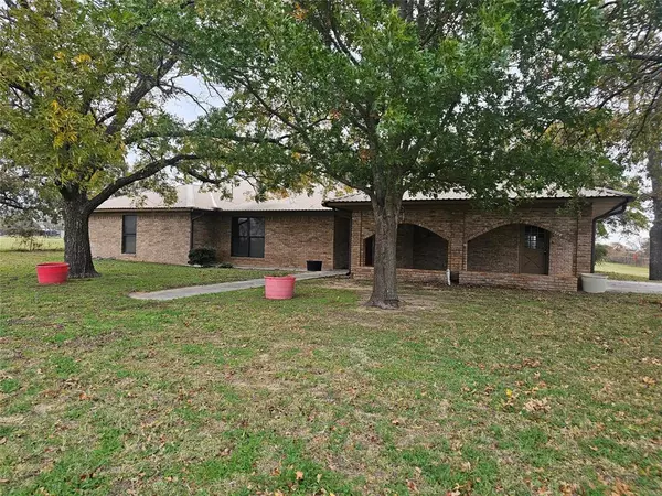 724 Foster Bond Street, Cross Plains, TX 76443